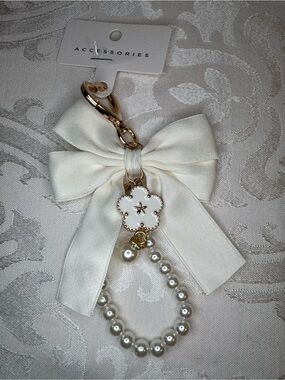 NWT Accessories Ivory Pearl Bow Keychain Bag Charm